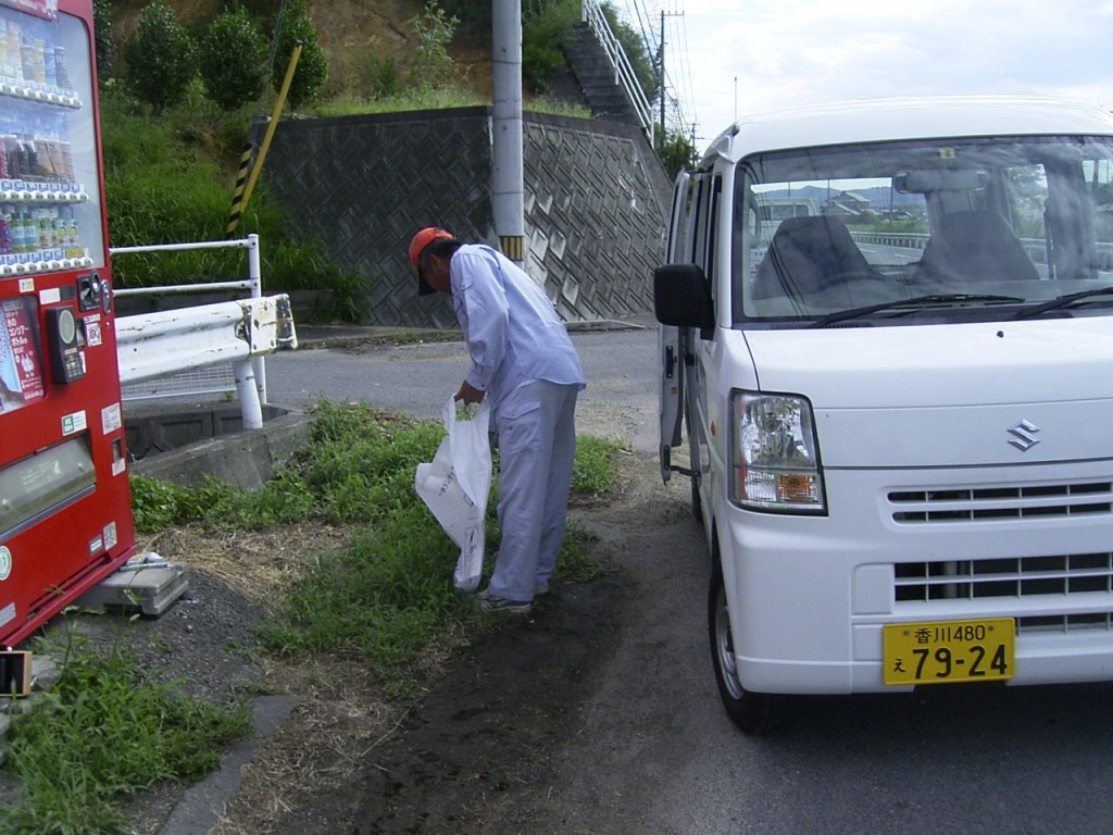 広いところは車で移動